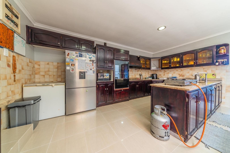 To Let 5 Bedroom Property for Rent in Loevenstein Western Cape